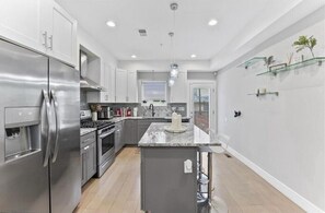 冷蔵庫、電子レンジ、オーブン、コンロ