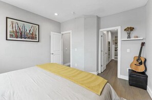 WiFi (無料)、ベッドシーツ