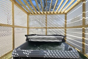 Tina de hidromasaje al aire libre