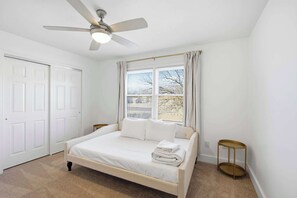 Escritorio, tabla de planchar con plancha, cuna de viaje y wifi 