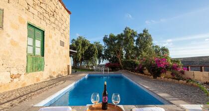 La Casita: 18th Century Charming Canarian House with Private Pool amp; Vi