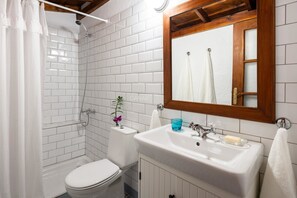 Shower, hair dryer, towels - La Casita: 18th Century Charming Canarian House with Private Pool amp; Vi (Arico)