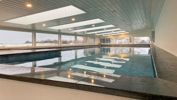 En inomhuspool med fri utsikt över omgivningen.