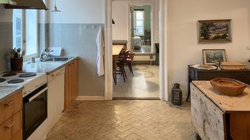 Fridge, stovetop, dishwasher, coffee/tea maker
