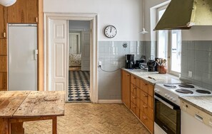 Frigorífico, placa de cocina, lavavajillas y cafetera o tetera