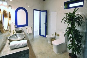 Shower, hair dryer, towels - Eco house with private garden and jacuzzi (Puerto del Rosario)