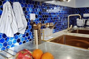 Kühlschrank, Mikrowelle, Ofen, Wasserkocher mit Kaffee-/Teezubehör