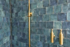 Shower, hair dryer, towels - Eco house with private garden and jacuzzi (Puerto del Rosario)