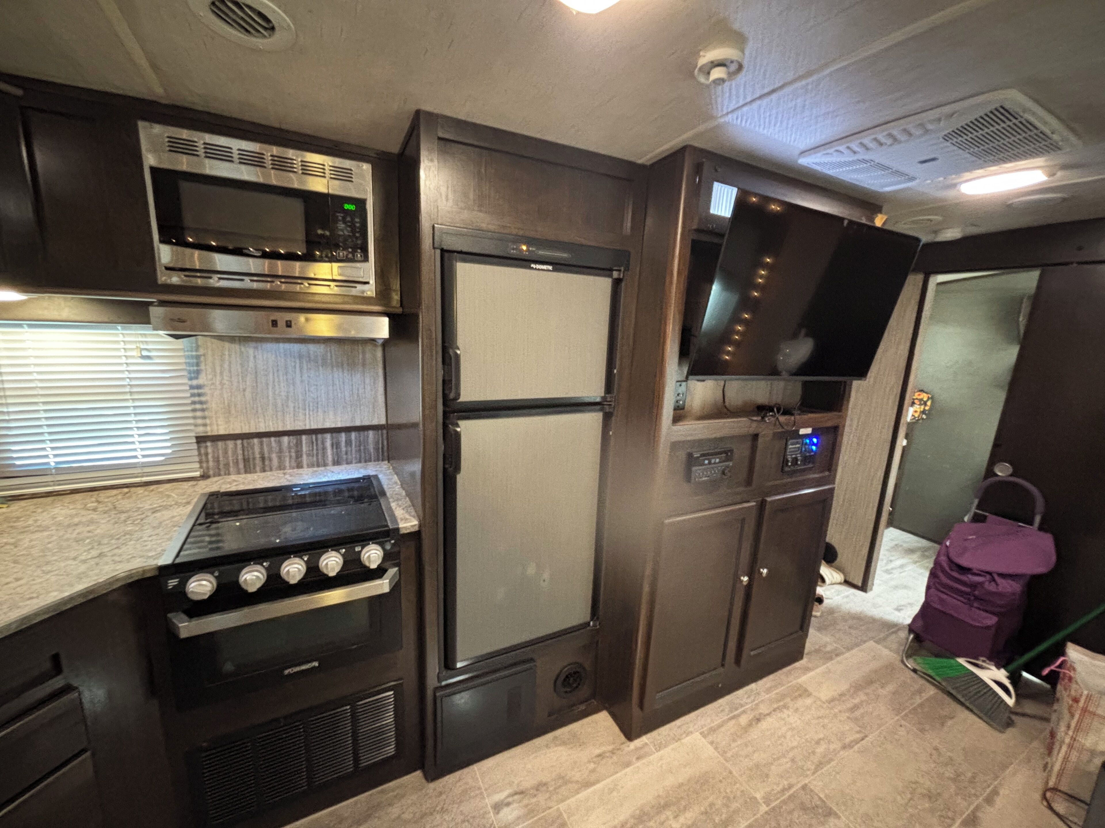 冰箱、微波炉、烤箱、炉灶