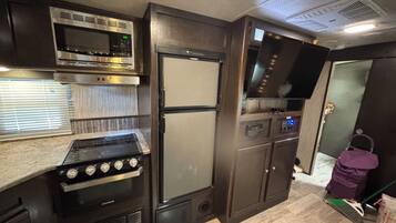 Frigorifero, microonde, forno, piano cottura