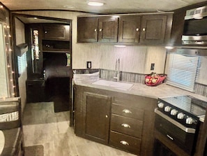 Fridge, microwave, oven, stovetop - West Texas Hill Country Escape: Peaceful Starry Rv Retreat Near Abilene (Tuscola)