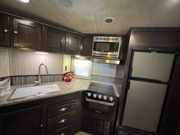 Fridge, microwave, oven, stovetop - West Texas Hill Country Escape: Peaceful Starry Rv Retreat Near Abilene (Tuscola)