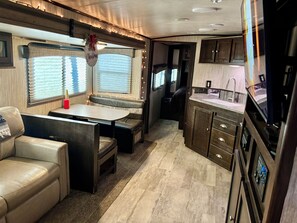 Smart TV, DVD player, stereo - West Texas Hill Country Escape: Peaceful Starry Rv Retreat Near Abilene (Tuscola)