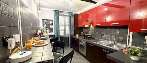 Ovn, kokeplater og kjøkkenutstyr