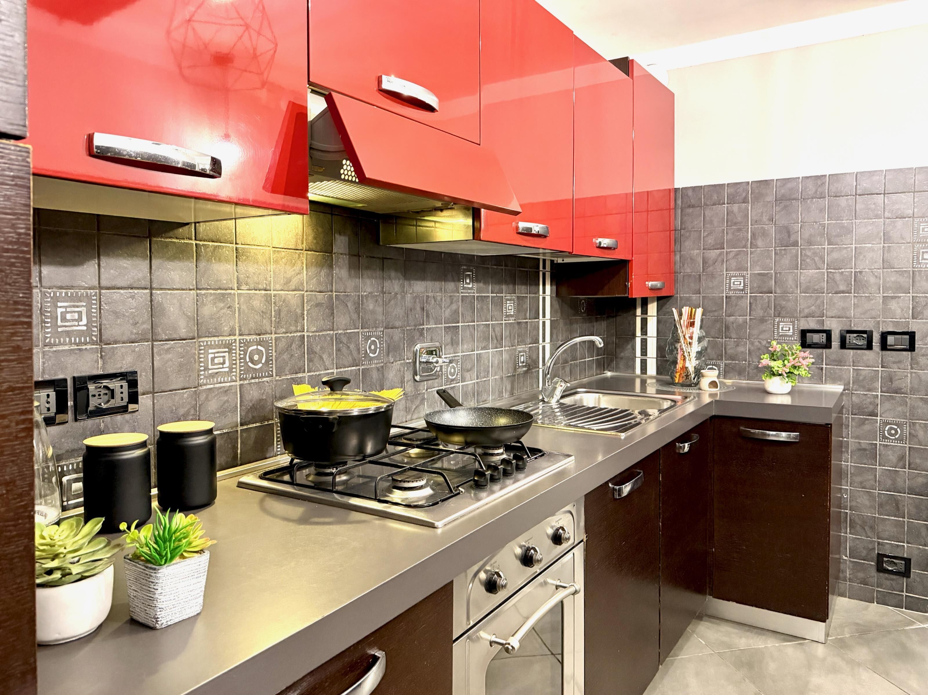 Four, plaque de cuisson, batterie de cuisine, vaisselle et ustensiles