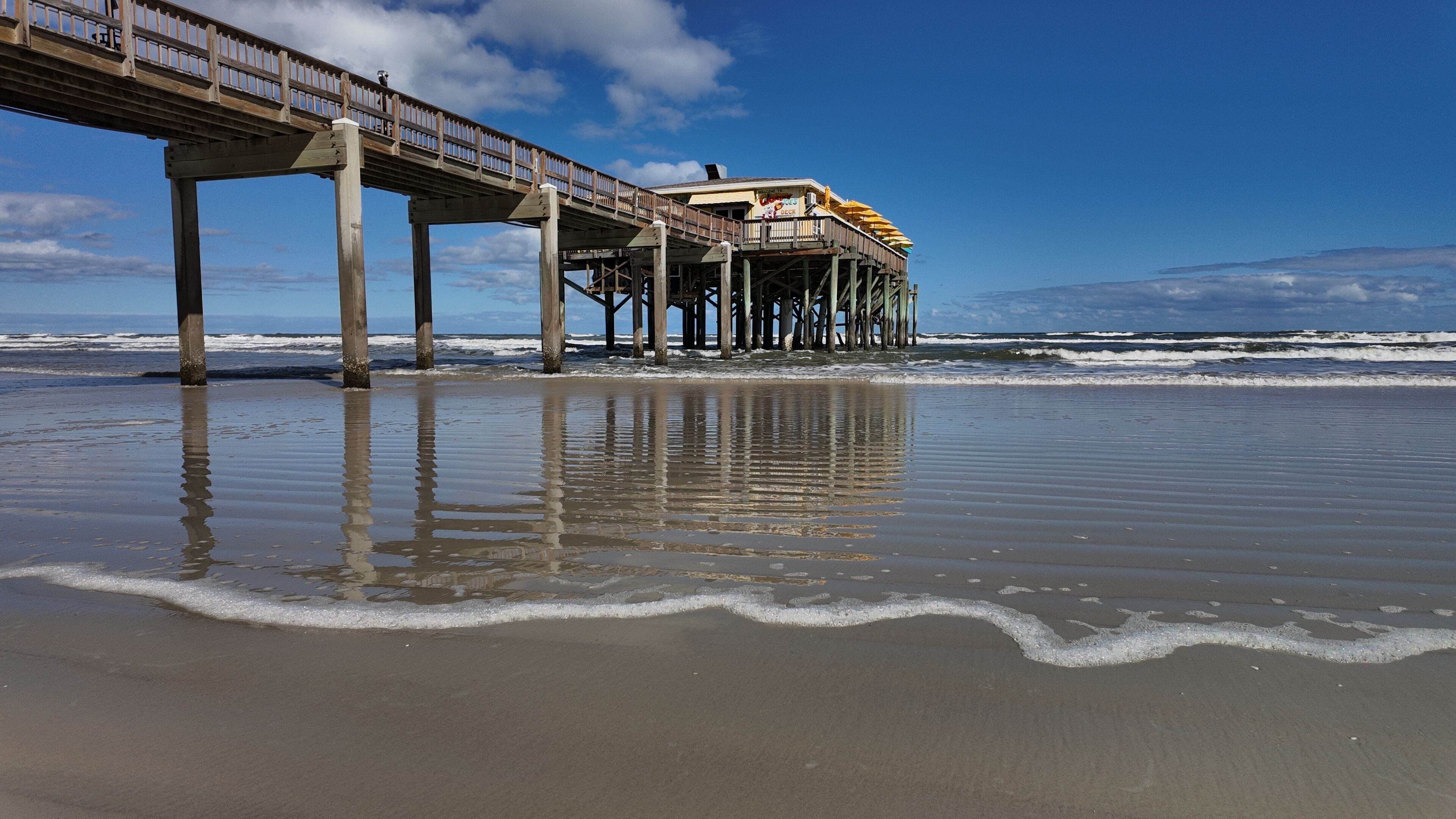 Vlak bij het strand, ligstoelen