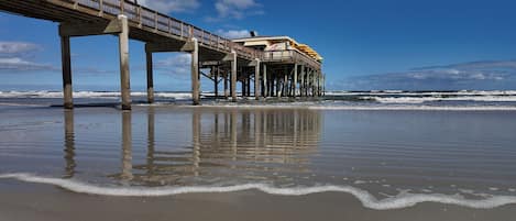 Playa en los alrededores y camastros