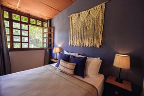 Skrivebord, strykejern/-brett, wi-fi (inkludert) og sengetøy