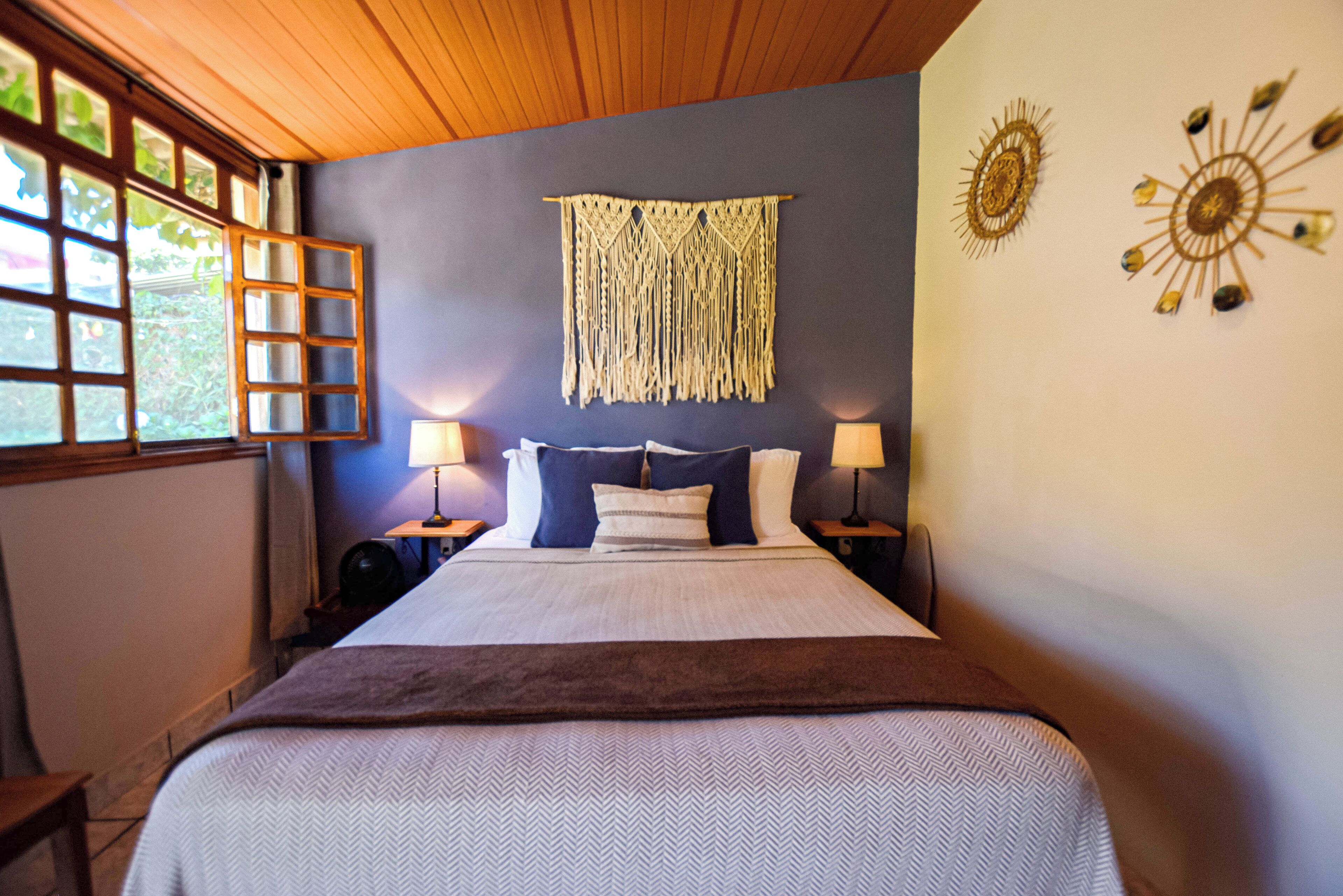 Skrivebord, strykejern/-brett, wi-fi (inkludert) og sengetøy