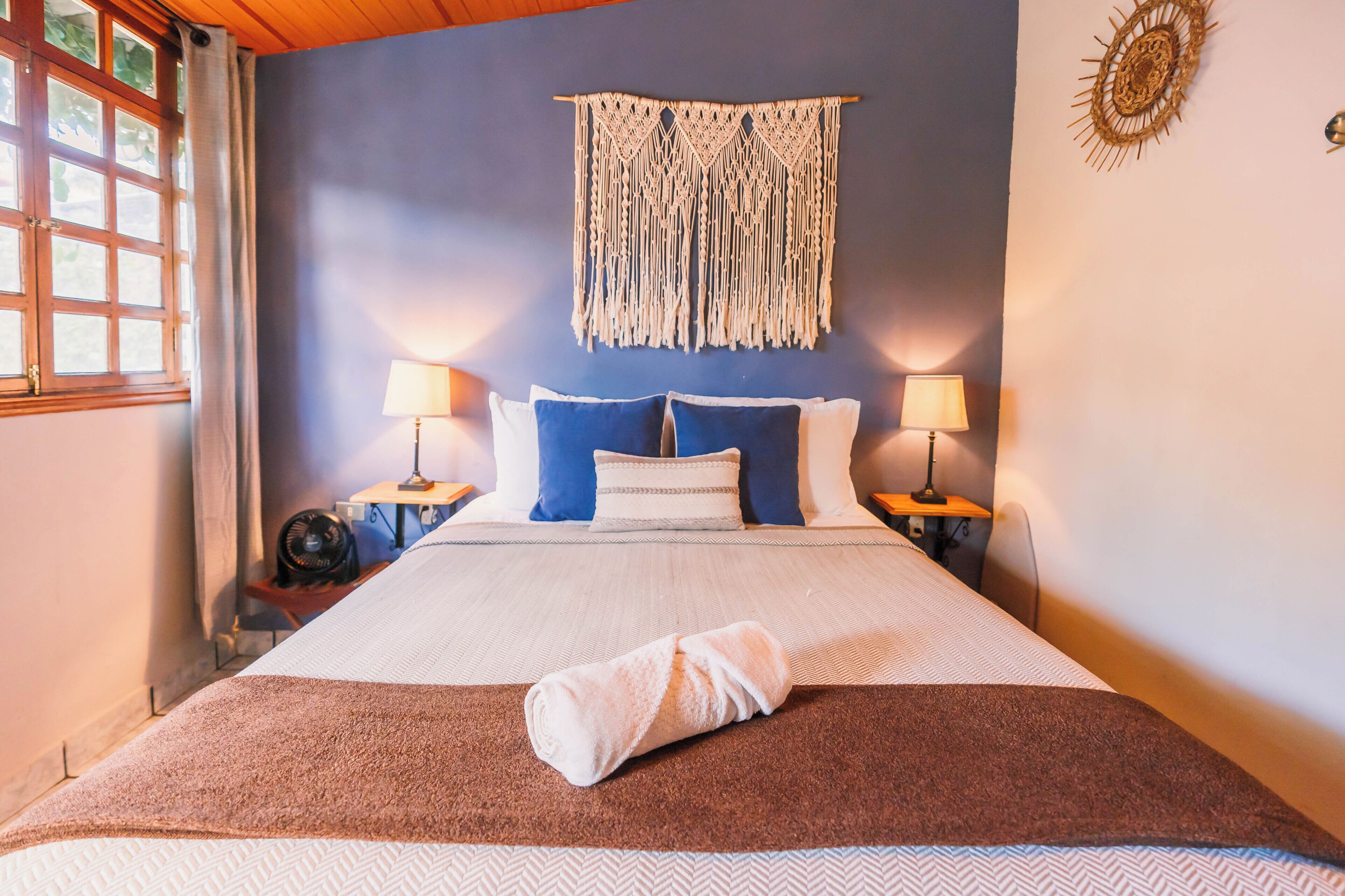 Escritorio, tabla de planchar con plancha, wifi gratis y ropa de cama 