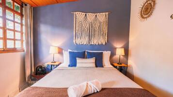 Escritorio, tabla de planchar con plancha, wifi gratis y ropa de cama