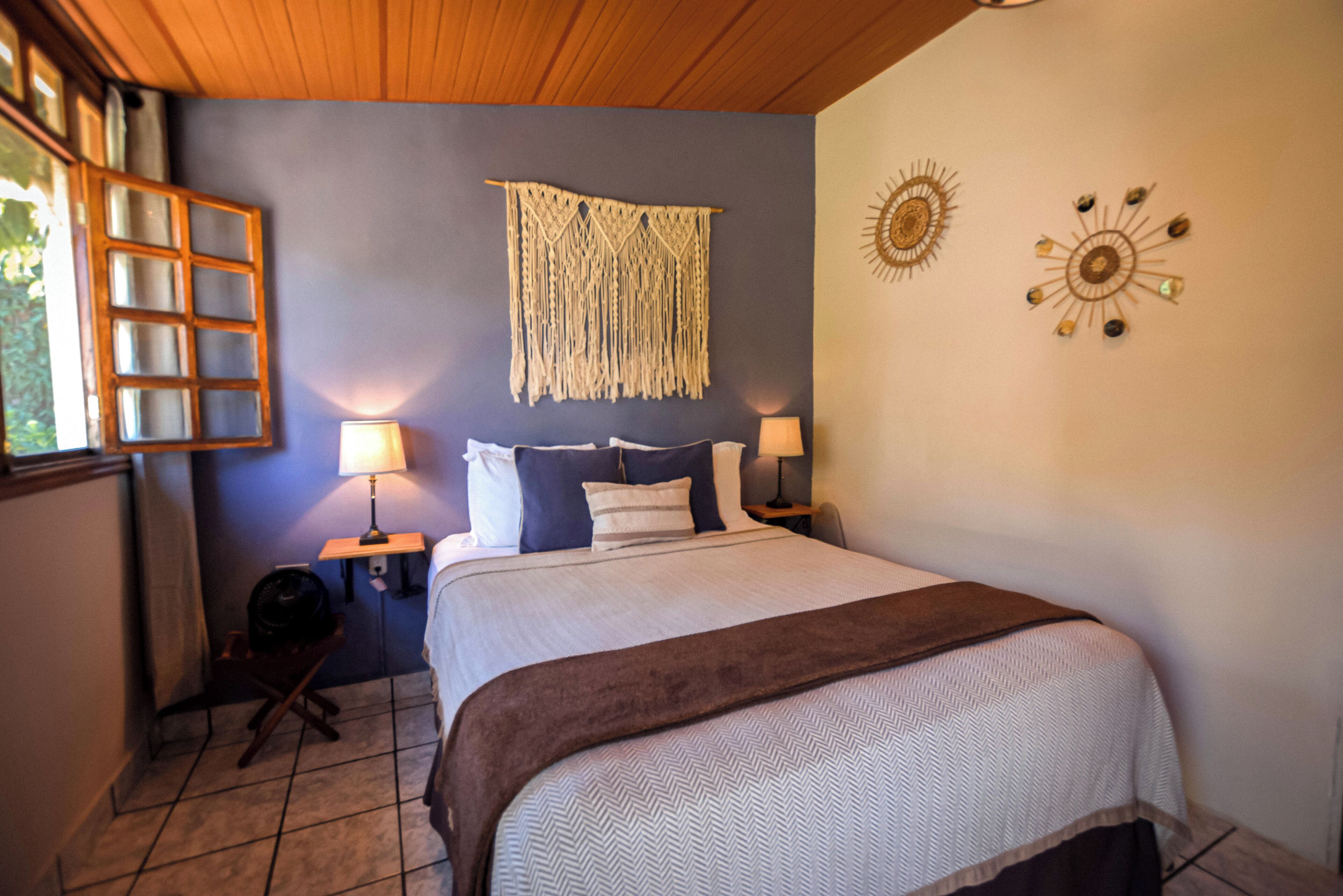 Bureau, fer et planche à repasser, Wi-Fi gratuit, draps fournis