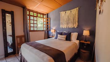 Bureau, fer et planche Ă repasser, Wi-Fi gratuit, draps fournis