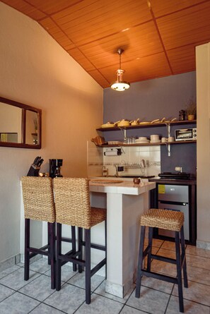 Kaffetrakter/tekoker, brødrister, kjøkkenutstyr og spisebord