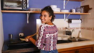 Kaffetrakter/tekoker, brødrister, kjøkkenutstyr og spisebord