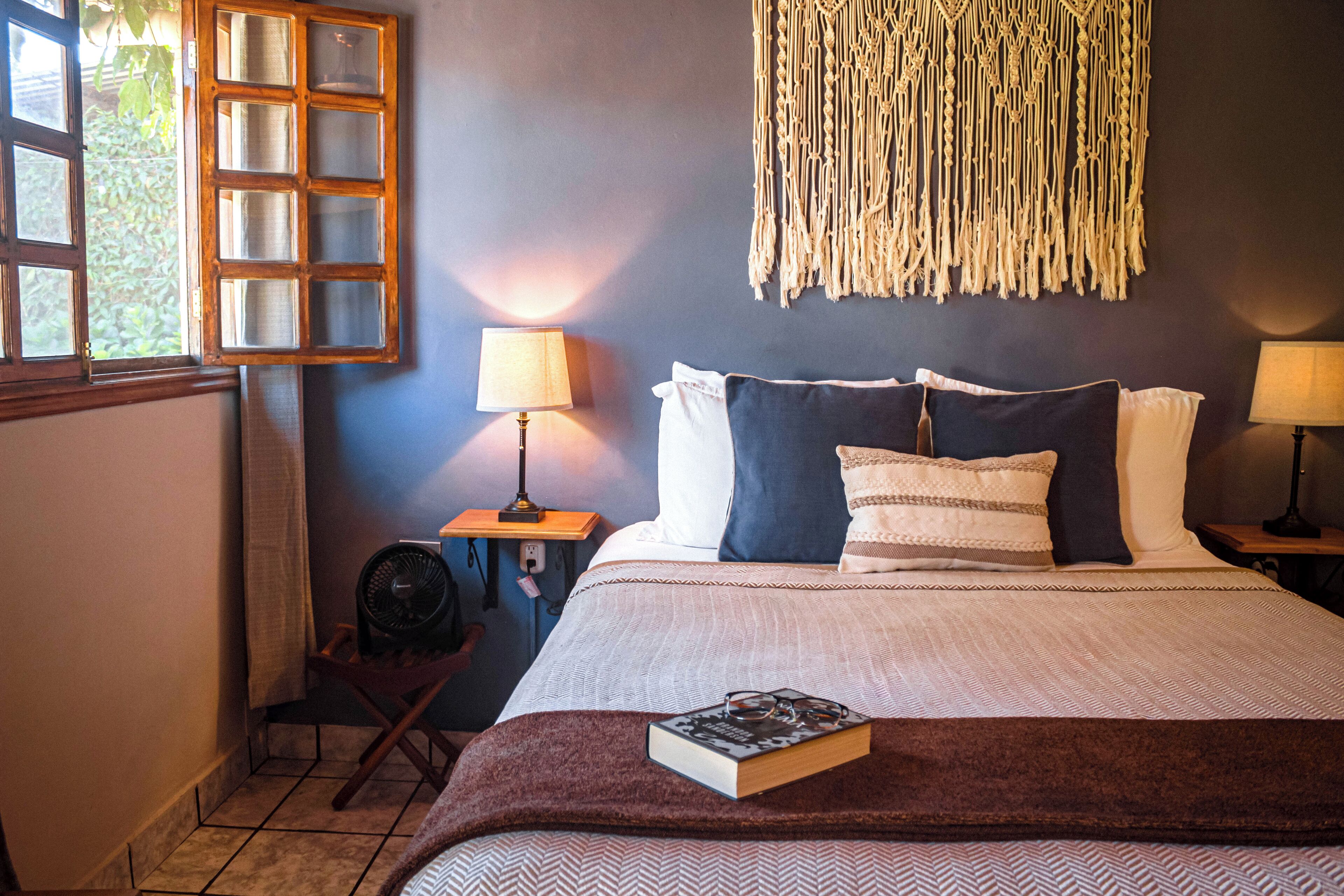 Escritorio, tabla de planchar con plancha, wifi gratis y ropa de cama