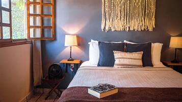 Escritorio, tabla de planchar con plancha, wifi gratis y ropa de cama