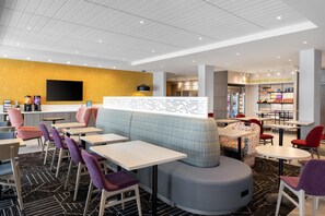 Lobby - Home2 Suites By Hilton Winchester (Winchester)