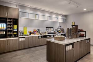 Free daily buffet breakfast  - Home2 Suites By Hilton Winchester (Winchester)