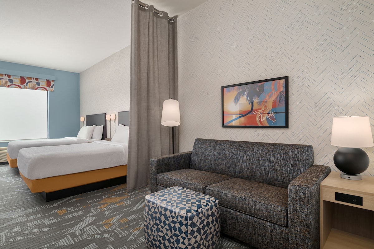 Hipoallergén ágynemű, íróasztal, sötétítőfüggöny és vasaló/vasalódeszka