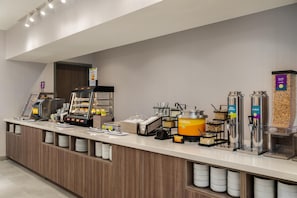 Un espai de servei autònom per esmorzar, amb diversos distribuïdors d'aliments, com ara avena i llet.