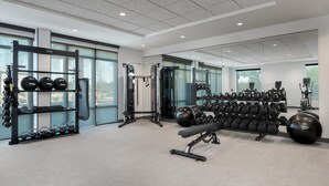 Ein Fitnessstudio mit Gewichten, Kurzhanteln und Trainingsbällen.