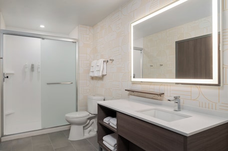Premium bedding, desk, blackout drapes, iron/ironing board. Home2 Suites By Hilton Riverview Tampa