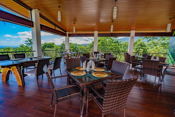 Outdoor dining - Hotel Sanctuarium (La Fortuna)