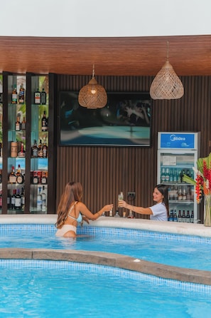Poolside bar - Hotel Sanctuarium Adults Only (La Fortuna)