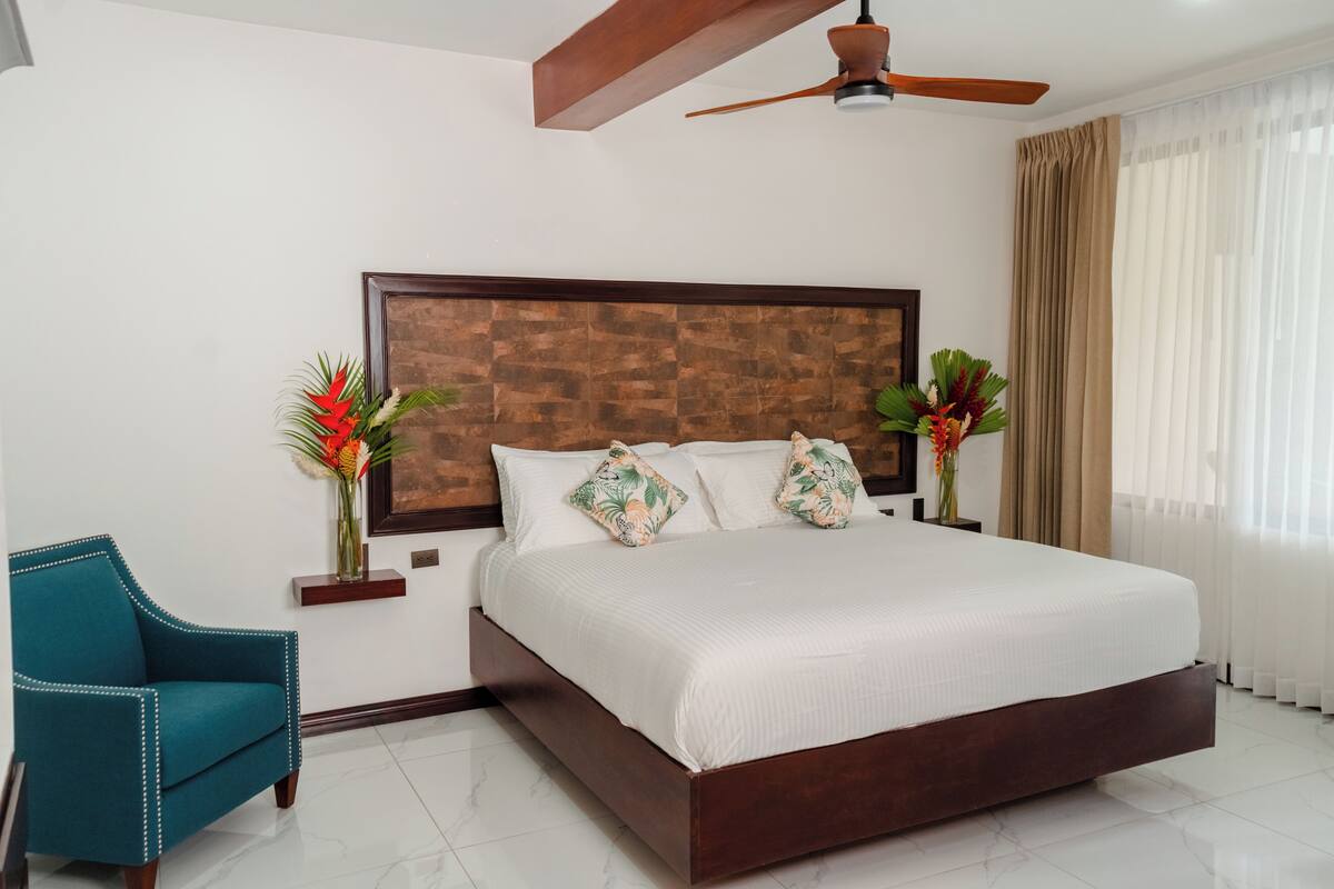 Quarto superior, 1 cama King, vista para o vale | Roupas de cama antialérgicas, frigobar (abastecido com itens grátis)