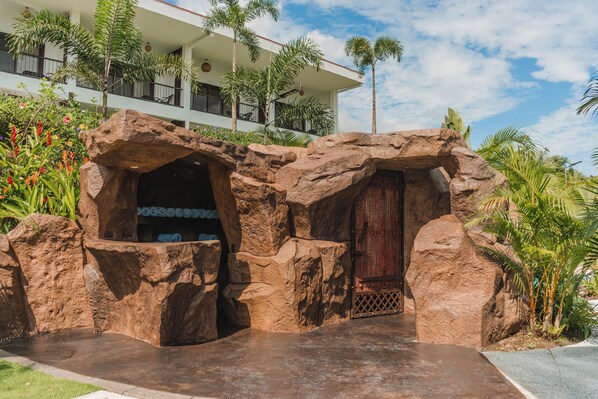 40-inch Smart TV with digital channels, Netflix, first-run films - Hotel Sanctuarium (La Fortuna)