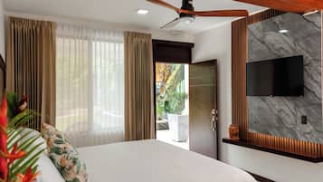 Habitación superior, 1 cama de matrimonio grande, vistas a la montaña | Minibar con artículos gratuitos, caja fuerte, decoración individual