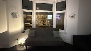 Ein Eckzimmer mit Erkerfenster mit Blick auf eine Straße.