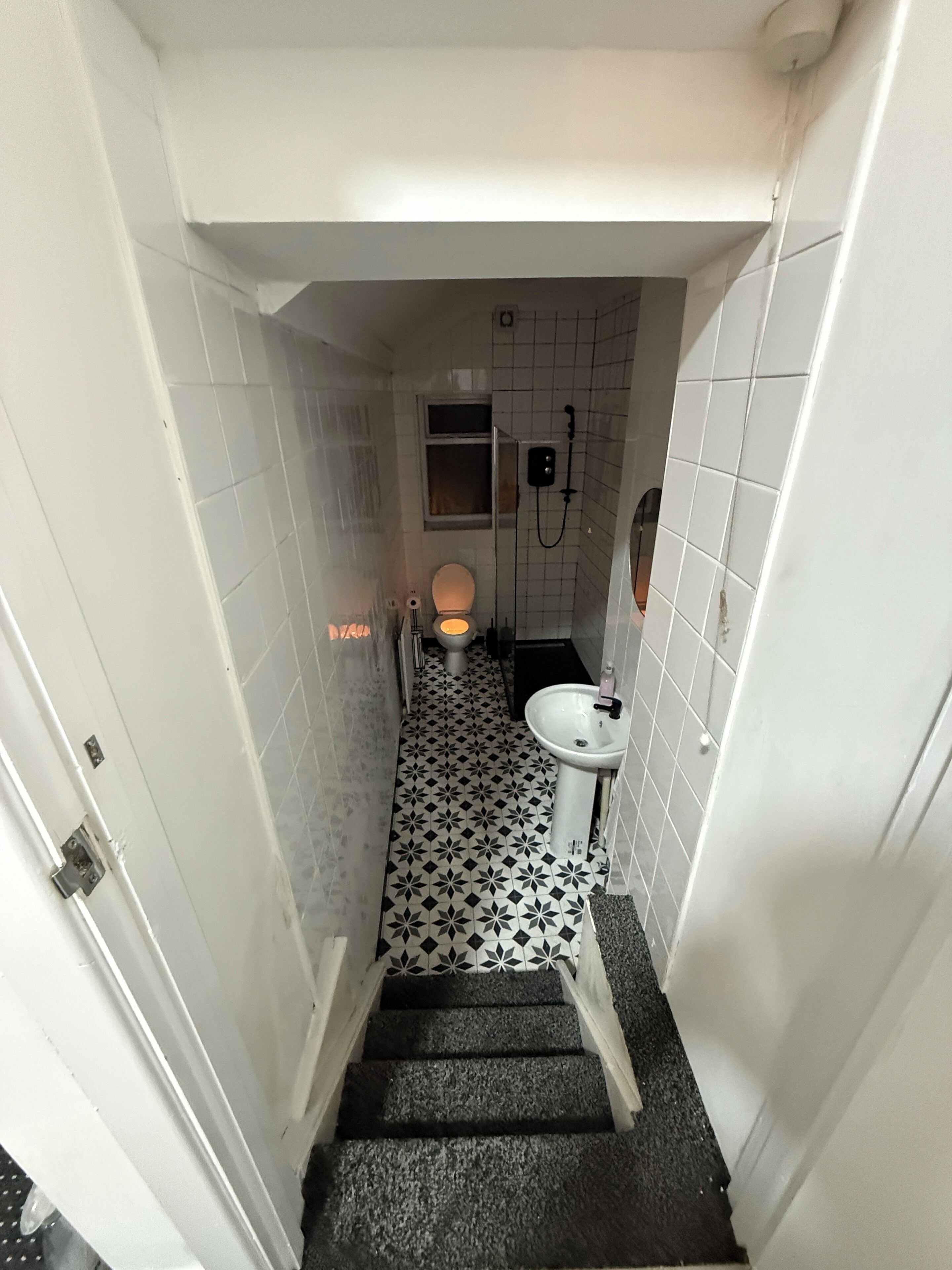 Hiustenkuivaaja, bidee, pyyhkeet, saippua