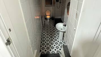 Hiustenkuivaaja, bidee, pyyhkeet, saippua