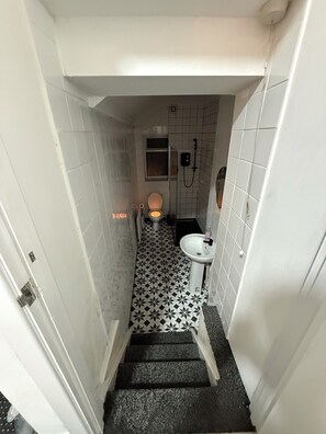 Hårtork, bidé, handdukar och tvål