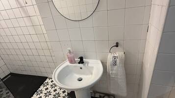 Hårtørrer, bidet, håndklæder, Sæbe