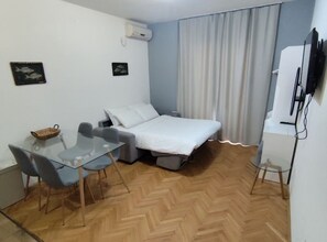 Apartment (One bedroom apartment (Milica)) | Wohnzimmer | 32-Zoll-Flachbildfernseher mit Kabelempfang