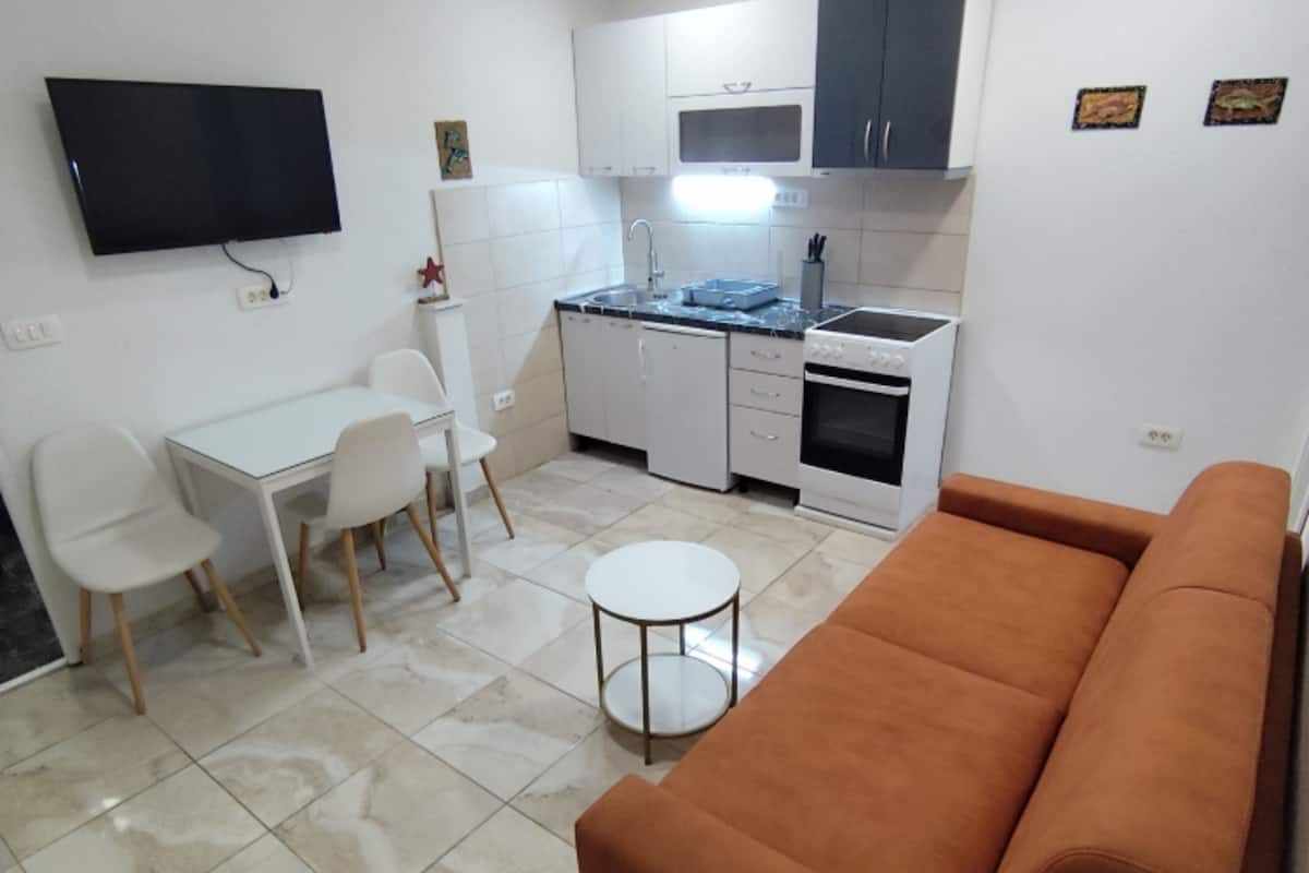 Apartment (One bedroom apartment (Milutin)) | Wohnzimmer | 32-Zoll-Flachbildfernseher mit Kabelempfang