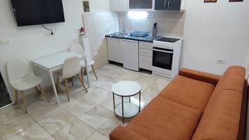 公寓 (One bedroom apartment (Milutin)) | 客廳 | 32-吋平面電視,提供有線頻道